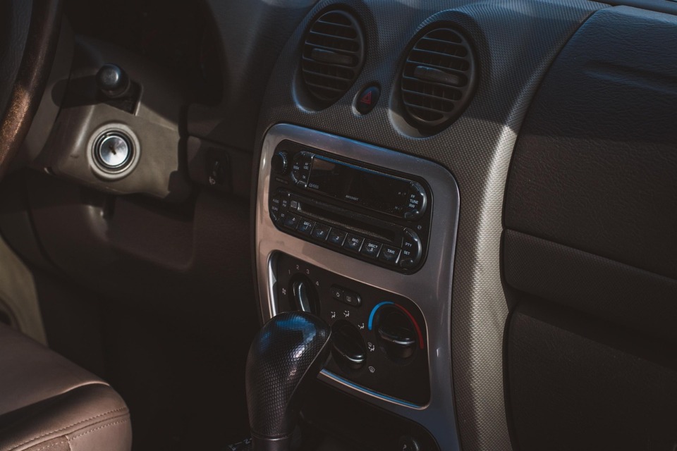 avtoradio-pixabay - NaDlani.si mnogi si brez dobrega avtoradia ne predstavljajo poti