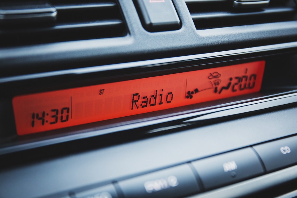 avtoradio-pixabay - NaDlani.si Vozila starejših letnikov imajo pogosto klasičen avtoradio