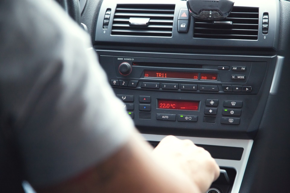 avtoradio-pixabay - NaDlani.si Kvaliteten avtoradio izboljša doživetje vožnje