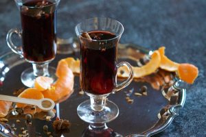 Kuhano vino in njegova priprava sta dobra priložnost za druženje