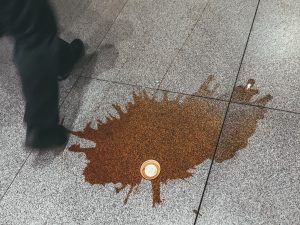 odstranjevanje madežev kave je lahko preprosto, če je madež še svež