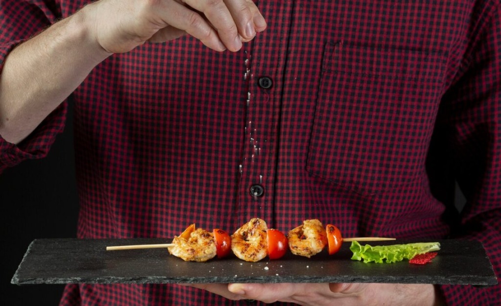 Gordon Ramsay s strastjo pripravlja vrhunsko jed.