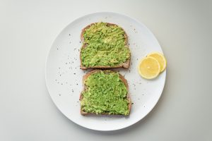Kosilo hitro in poceni avokadov toast z limoninim sokom - NaDlani.si Kosilo na hitro: poceni avokadov toast z limoninim sokom