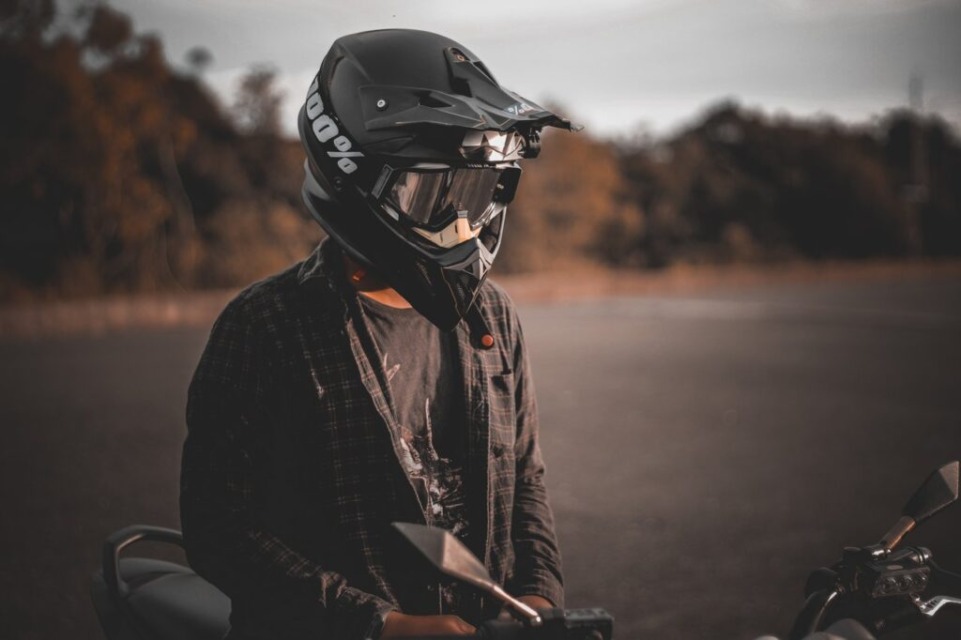 Moto oprema se začne pri čeladi. FOTO: NurAndiRavsanjani - Pexels