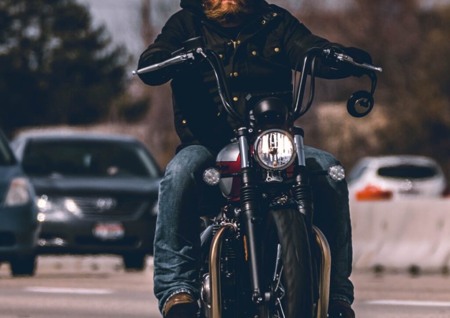 Kavbojke niso učinkovita moto oprema. FOTO: Kevin Bidwell - Pexels