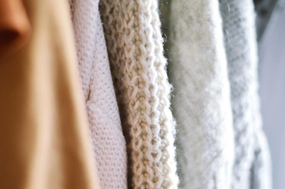 Jesenski modni trendi vključujejo nevtralne barve. FOTO: Karolina Ostrzolek / Pexels