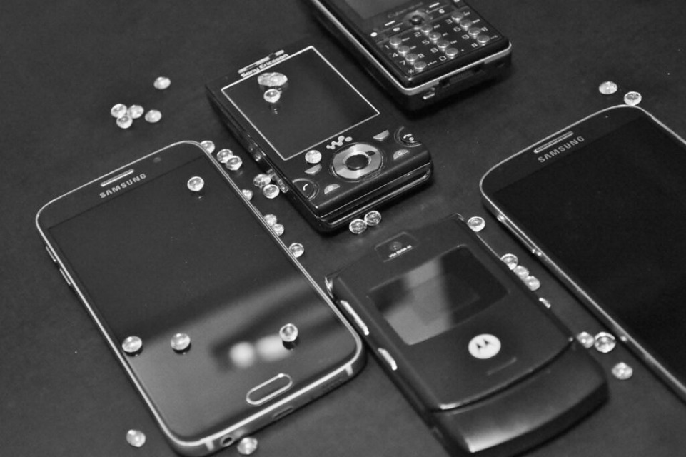 Nostalgična Motorola Razr 5G. FOTO: RitaE / Pixabay
