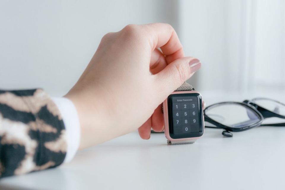 Nova-pametna-ura-Apple-Watch - NaDlani.si Nova pametna ura Apple Watch. FOTO: MarekLevak / Pexels