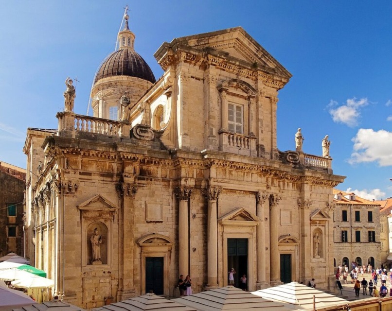 Dubrovniska-katedrala-je-eden-izmed-mnogih-verskih-objektov-v-mestu - NaDlani.si Dubrovniška katedrala je eden izmed mnogih verskih objektov v mestu