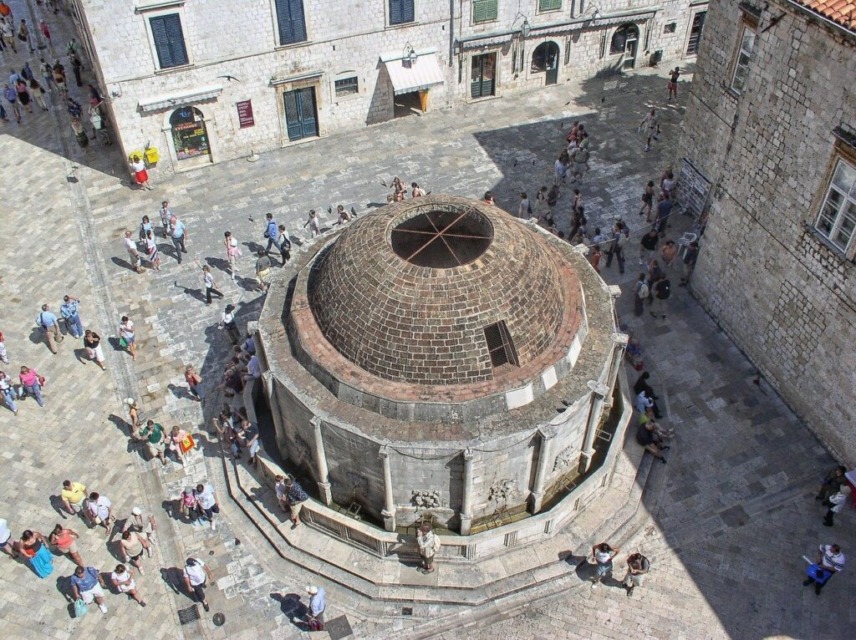 Onofrijeva-fontana-v-Dubrovniku - NaDlani.si Onofrijeva fontana v Dubrovniku