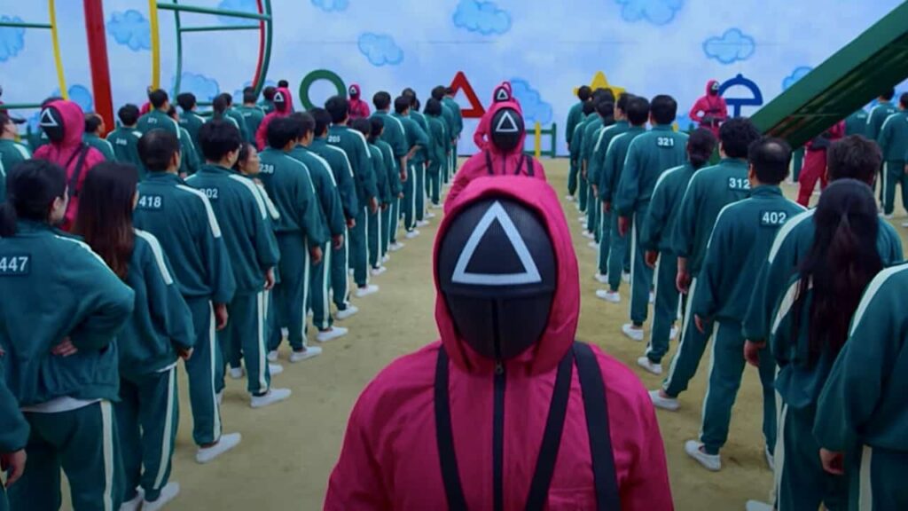 Uniforme uslužbencev se razlikujejo po njihovi vlogi oziroma opravilih, kar je vidno predvsem po čeladi