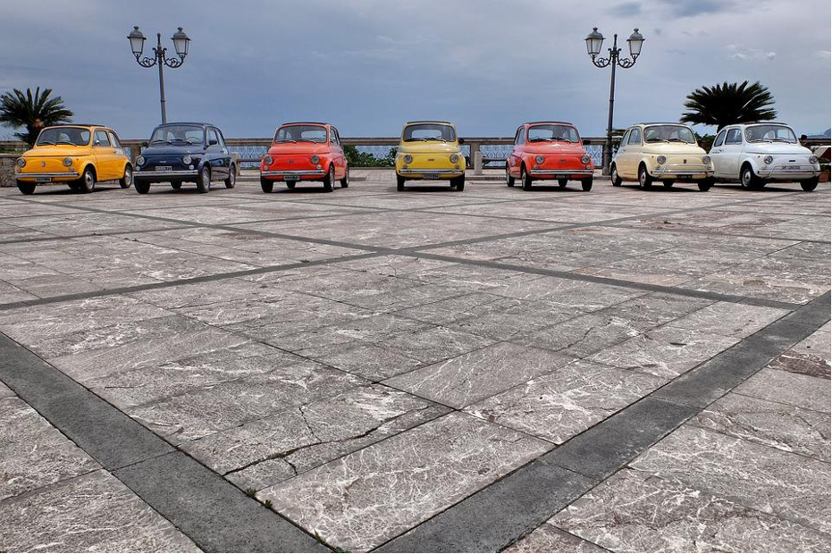 Fiat 500 je majhno mestno vozilo, ki ga proizvaja Fiat.