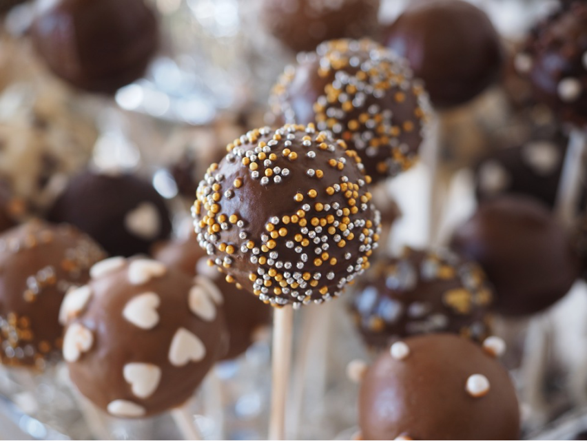 cakepops-kolacki - NaDlani.si Cake pops so majhni kolački, ki jih pojemo v enem samem grižljaju