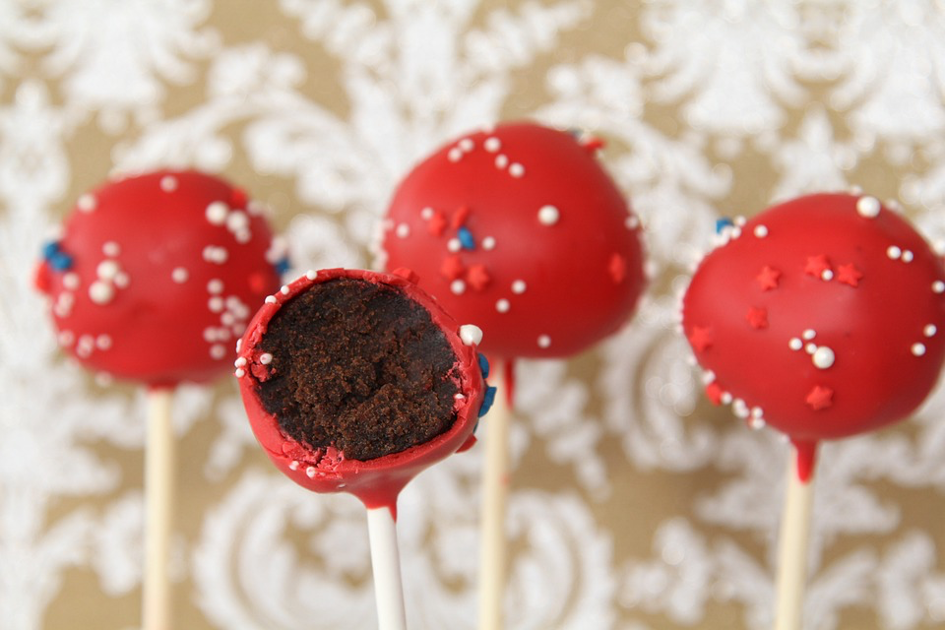 cakepops-trend - NaDlani.si Gre za relativno nov kulinarični trend, ki je zadnja leta vedno bolj priljubljen med ustvarjalci slaščic