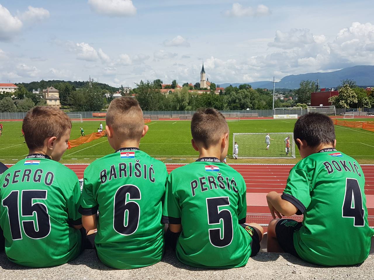 FOTO: Več kot 1000 mladih nogometašev iz petih držav, v NM "dogaja"