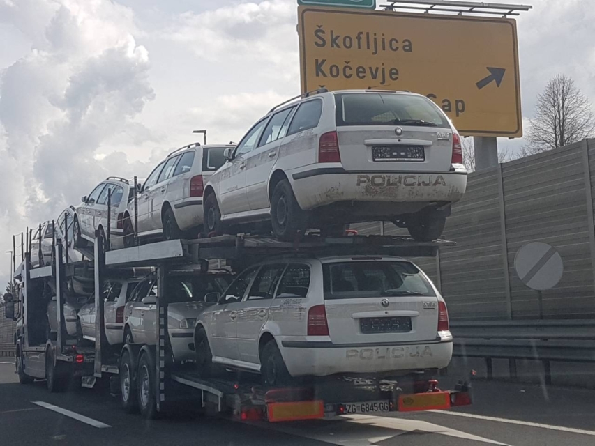 FOTO: Na dolenjki poln hrvaški kamion z vozili policije