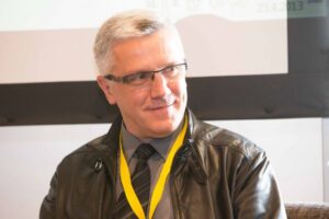 FOTO: To je znani Slovenec, premagal je raka, danes komentira tekmo Slovenija - Litva