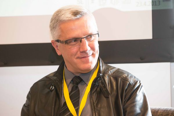 FOTO: To je znani Slovenec, premagal je raka, danes komentira tekmo Slovenija - Litva