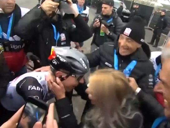 FOTO: Kakšen poljub! Po zmagi je poljubila Tadeja Pogačarja