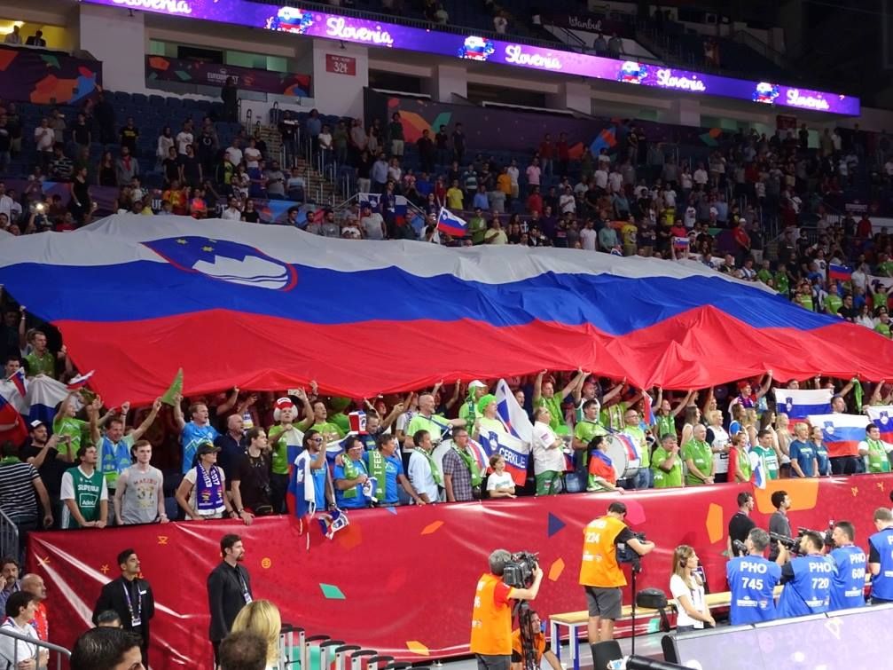 Umrl slovenski navijač Marjan, ki je na EuroBasketu z največjo slovensko zastavo pomagal ekipi do zlata!