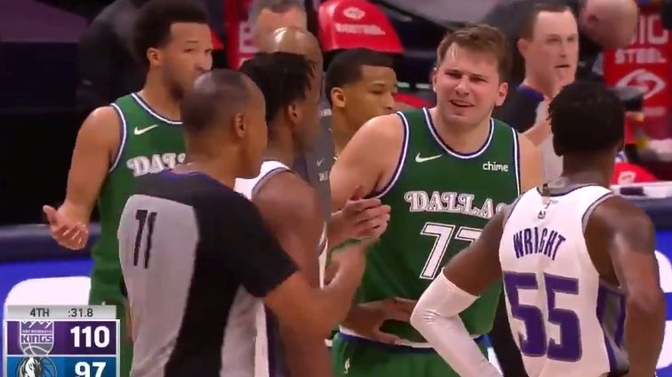 VIDEO: Luka Dončić izključen! Kar ni hotel z igrišča