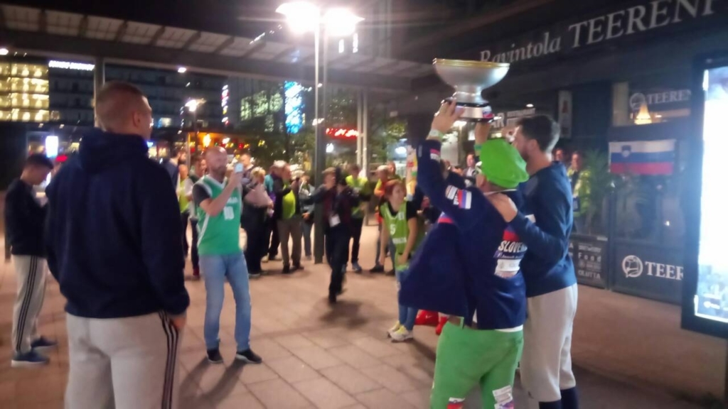 VIDEO: Dragić in navijači skupaj "žurali" na Finskem