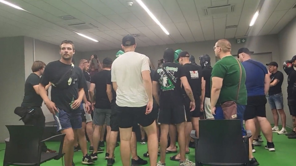 VIDEO: Jezni navijači Olimpije na novinarsko konferenco, novi trener Španec se je umaknil