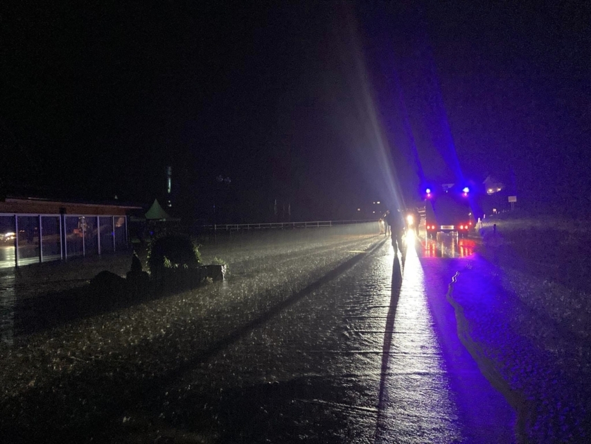 Del Slovenije pod vodo, rdeč alarm, Žiri odrezane od sveta, voda dela škodo na Gorenjskem in Koroškem