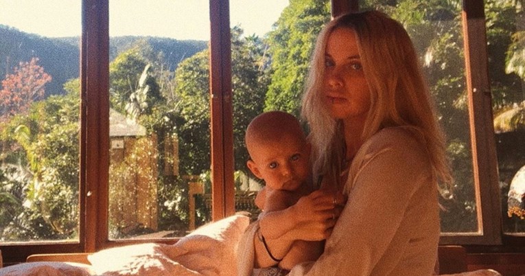 Mama priznala, da ima intimno razmerje v sobi, v kateri je dojenček, ostali starši zgroženi