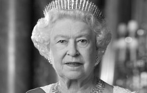 Sto let po rojstvu, še vedno prva v spominu: zapuščina Elizabete II. še vedno določa obraz britanske krone