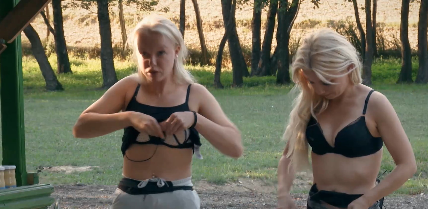 Vroči prizori na Kmetiji! Polona in Nina morali odvreči oblačila