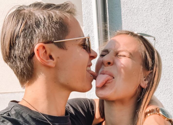 Slovenski lezbični par pričakuje otroka, poglejte, kako sta nasmejali sledilce