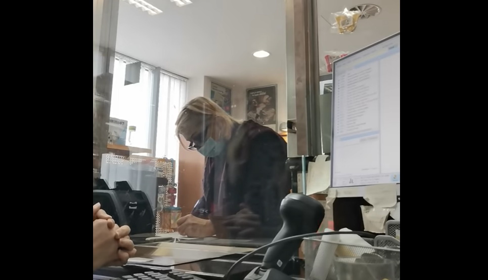 Slovenija je brez besed! Uslužbenka ni izpolnjevala pogoja PCT in inšpektorici povedala svoje