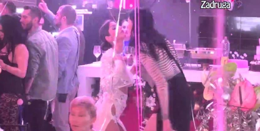 VIDEO: Denise je po +18 akciji v kopalnici uspela zapeljati še sotekmovalko!
