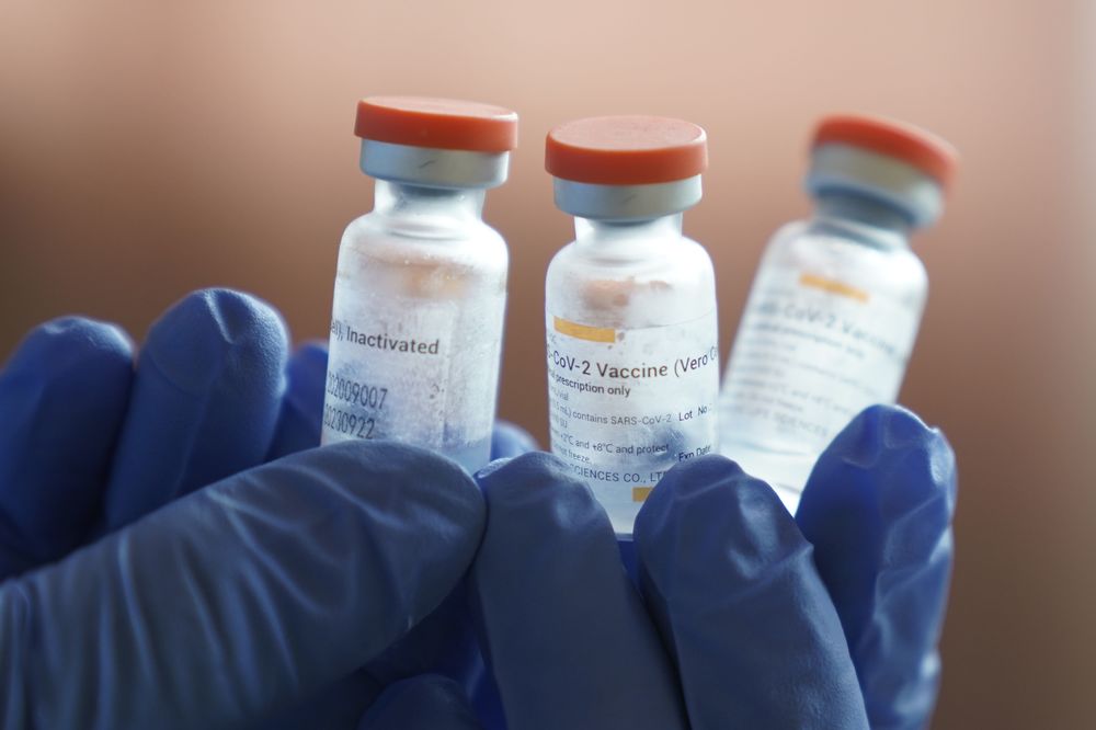 Prišli so rezultati prvih analiz! To cepivo je neuporabno proti omikronu, tako pa je s Pfizerjem in AstraZeneco