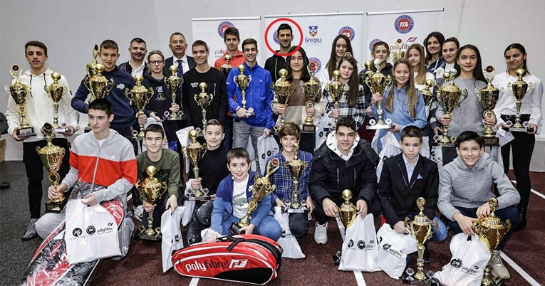 FOTO: Nole treniral, lahko bo igral v Avstraliji, dan po okužbi neodgovorno med otroke in delil nagrade