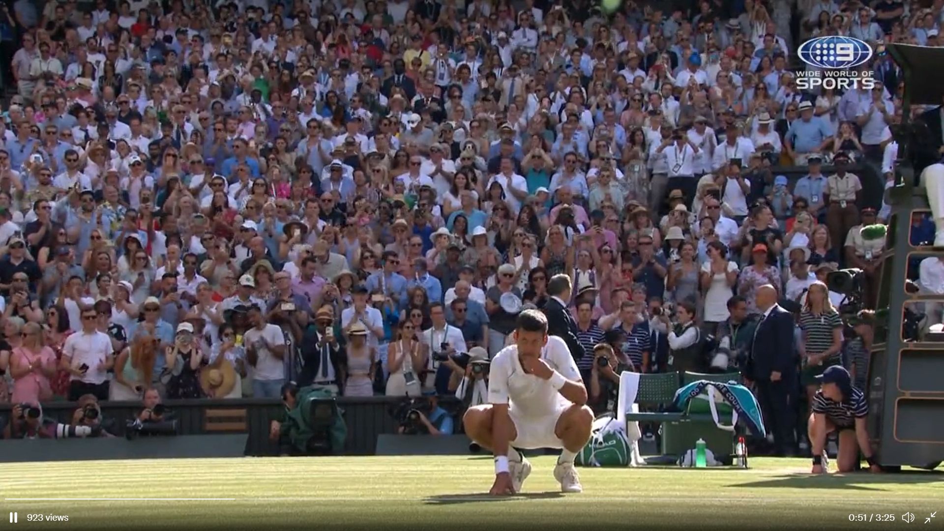 VIDEO: Nole po zmagi na kolena, jedel je travo z igrišča Wimbledona