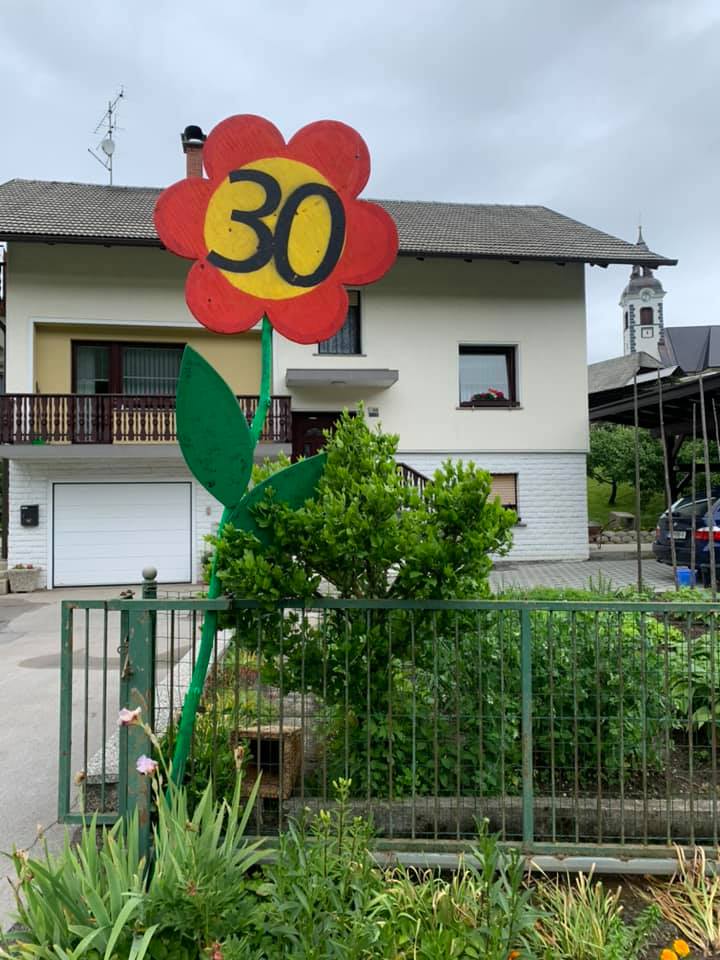 FOTO: Napaka po slovensko! Postavili rožo kot presenečenje za 30 let, a zgrešili hišo