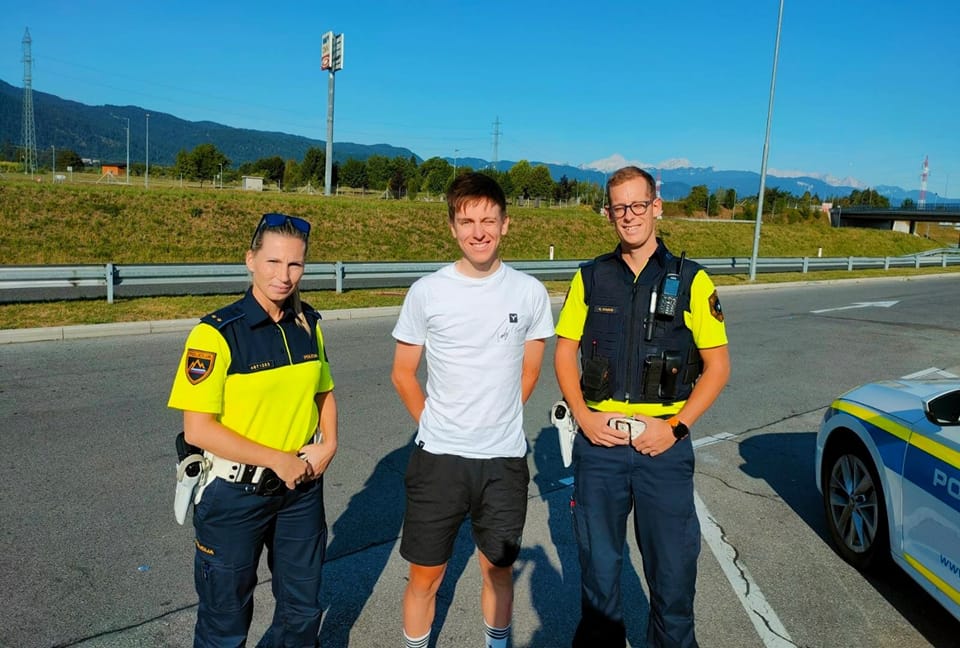 FOTO: Tadeja Pogačarja ustavili policaji