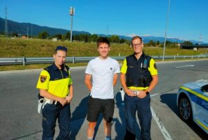 FOTO: Tadeja Pogačarja ustavili policaji