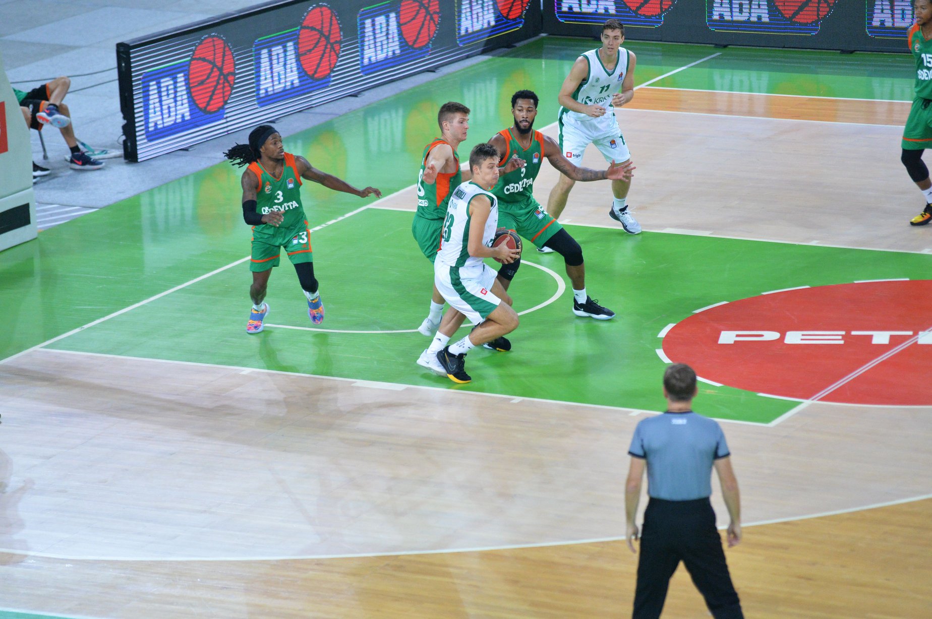 Igralec Olimpije je bil okužen, znano, kaj bo z novomeškimi košarkaši