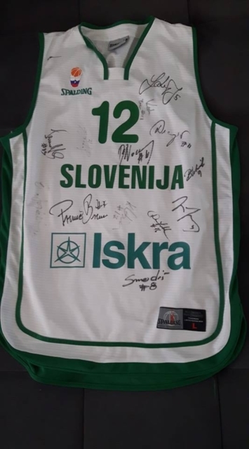 FOTO: Izjemna dražba - dres Prepeliča in Smodiša za obnovo igrišča