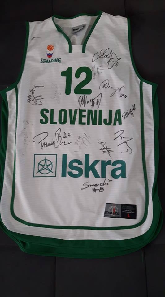 FOTO: Izjemna dražba - dres Prepeliča in Smodiša za obnovo igrišča