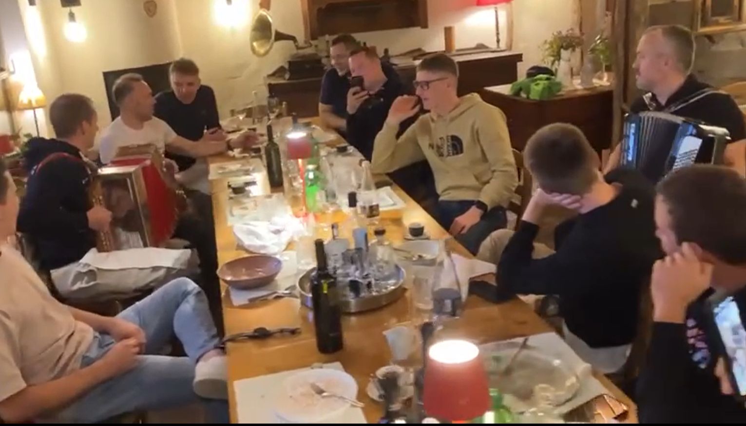 Dolenjski kuharski mag Vovko vzel harmoniko v roke, Pogačar, Mohorič in ekipa navdušeni