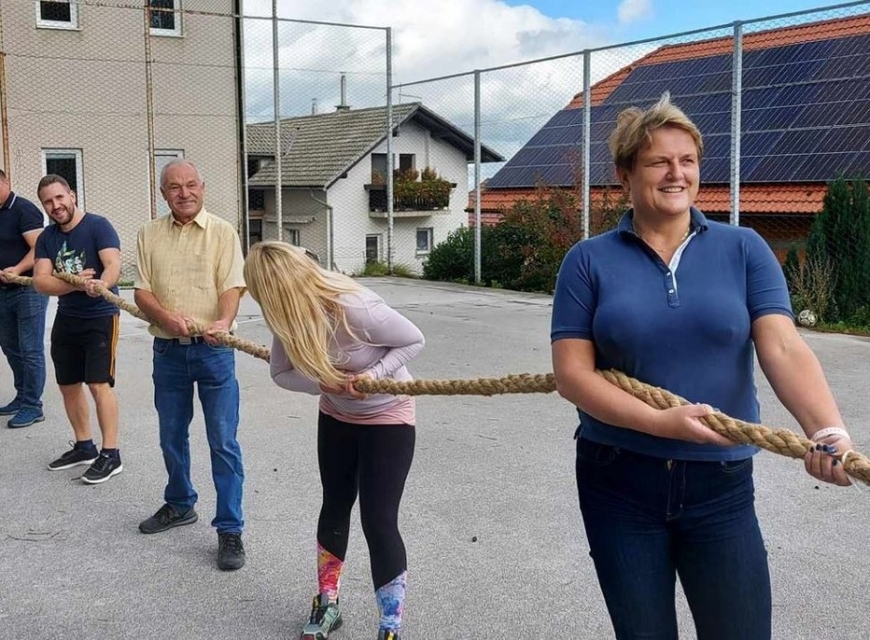 FOTO: Uf, poglejte, kaj je poslanki SDS pokukalo iz tesne majčke