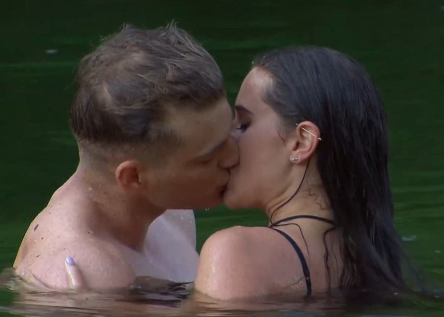 Uf, Arijanna se v šovu poljublja z Blažem, v resnici pa naj bi bil njen fant ta znani Slovenec