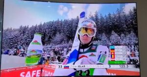 Zakaj žaluje smučarski skakalec Žiga Jelar? Na tekmo s črnim trakom in posebnim sporočilom pred kamero