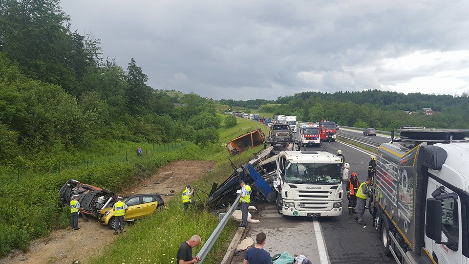 Na avtocesti pri Trebnjem gori kamion- ZAPRTA DOLENJSKA AVTOCESTA- FOTO