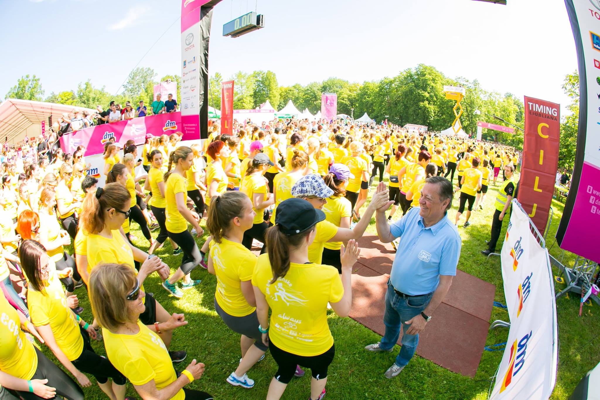 Več kot 8.000 tekačic preplavilo park Tivoli