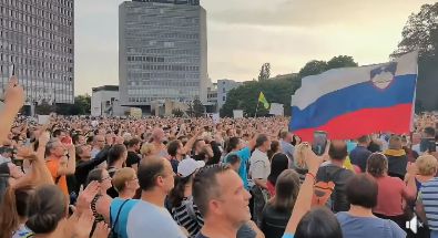VIDEO: Poln Trg Republike, prišlo do nasilja med protestniki in policijo, letele tudi granitne kocke